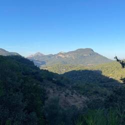 Im Hintergrund der Galatzo