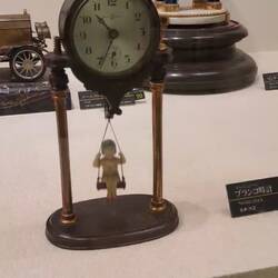 Swing clock