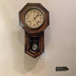 Barber clock readable in mirror