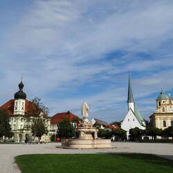 Der spitze Turm auf der Kapelle mag gar nicht recht in die Landschaft von Altötting passen