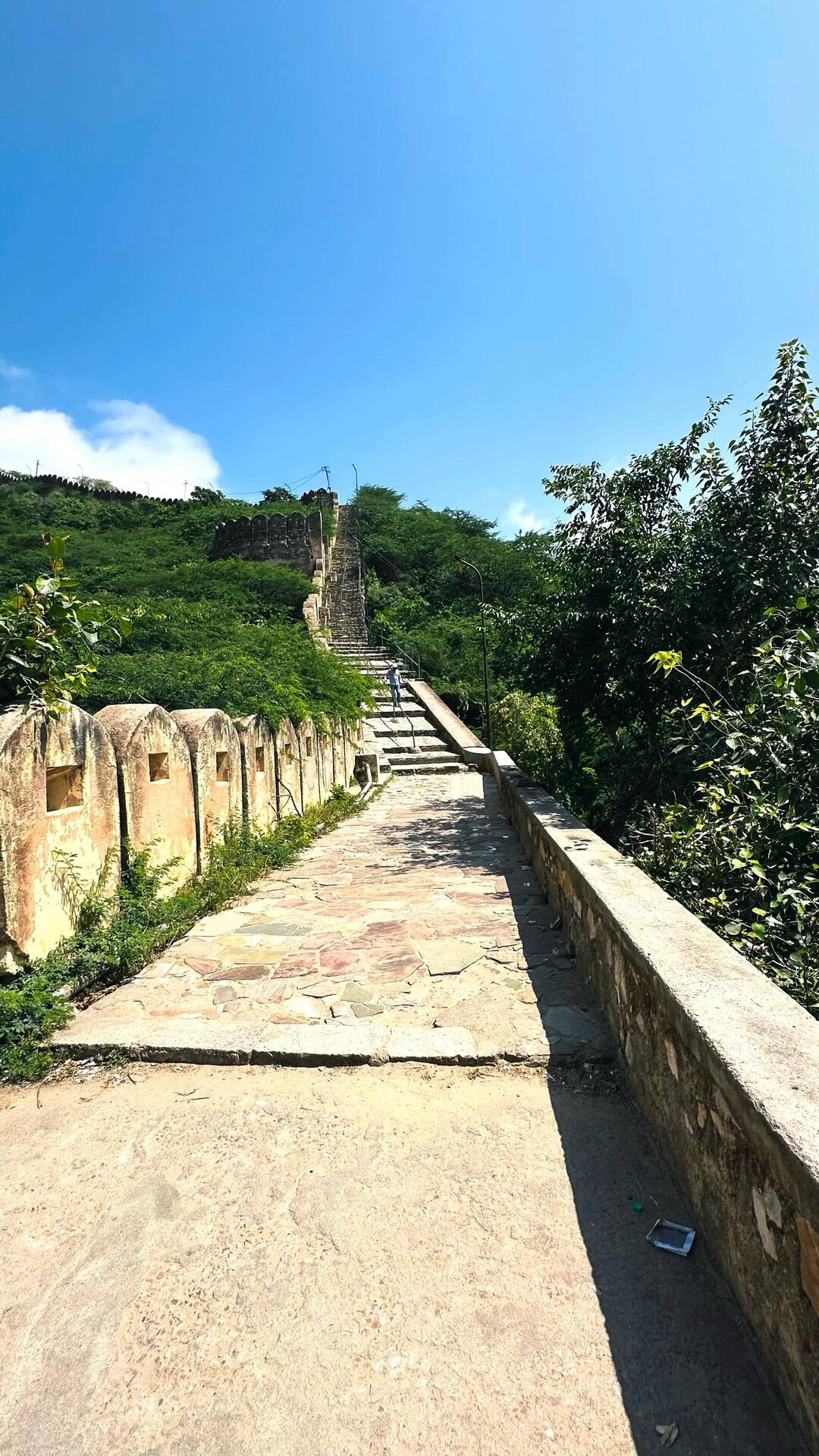 Der Aufstieg zum Tempel bei über 30Grad Celsius ist eine Herausforderung!