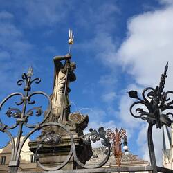 Der Neptunbrunnen gegenüber
