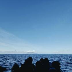 Vor uns liegt die kleinste Insel der Azorengruppe: Corvo.
