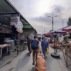 To get to the KG border we walk through a market!