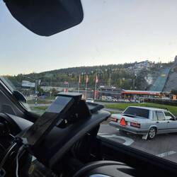 Huii, wer hier einen Skisprung wagt, springt über die Strasse.