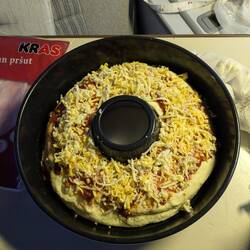Leckere Pizza aus dem Omnia Campingbackofen