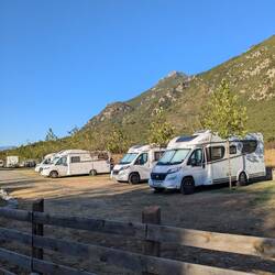 Der Nachbarcampingplatz: Gleiches zieht sich an...