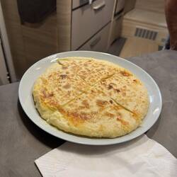 Und dann dann brachte uns die Camping-Oma noch ne frische zubereitete Chatshapuri vorbei ... lecker!