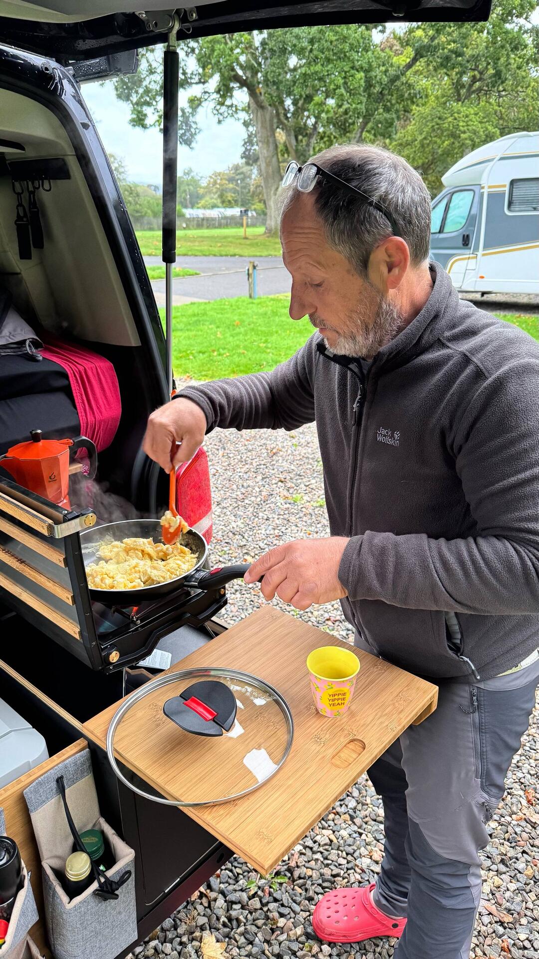 Chefkoch Richi macht Rührei für uns