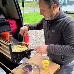 Chefkoch Richi macht Rührei für uns