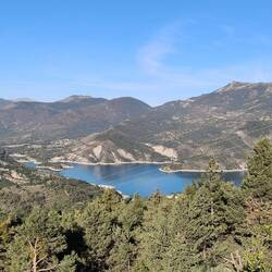 Blick auf den hinteren Teil des Lac de Verdon mit Barrage de Castillon