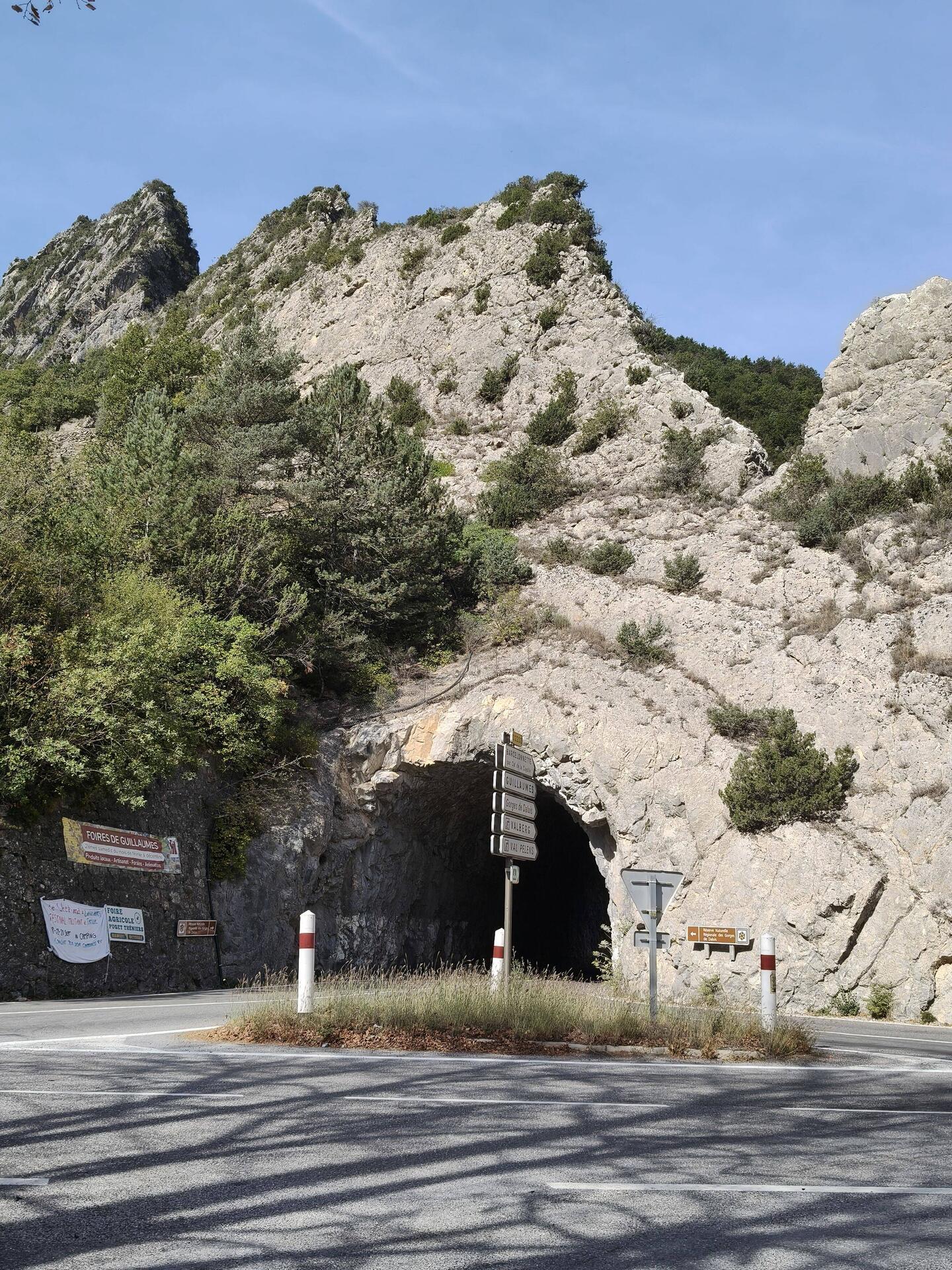 Einfahrt auf die Grandes Alpes Tour dem Var entlang