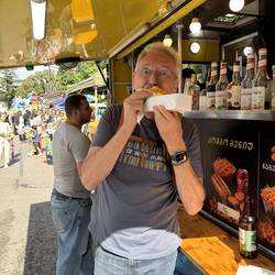 Leckere oder doch nicht ganz so leckere örtliche Hot Dogs