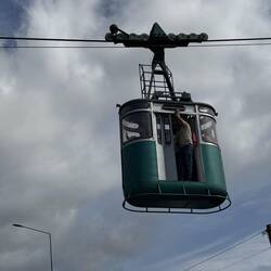 Die kostenlose Seilbahn zur Kirche und zurück war etwas überfüllt