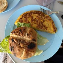 Unser Mittagessen, Hamburger vom Grill und Patata con Cebolla