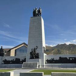 Monument im Heritage Park zu Ehren der ersten Siedler