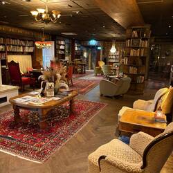 Niet dat ik er een ga lezen, maar dit hotel heeft meer dan 15000 boeken 📚