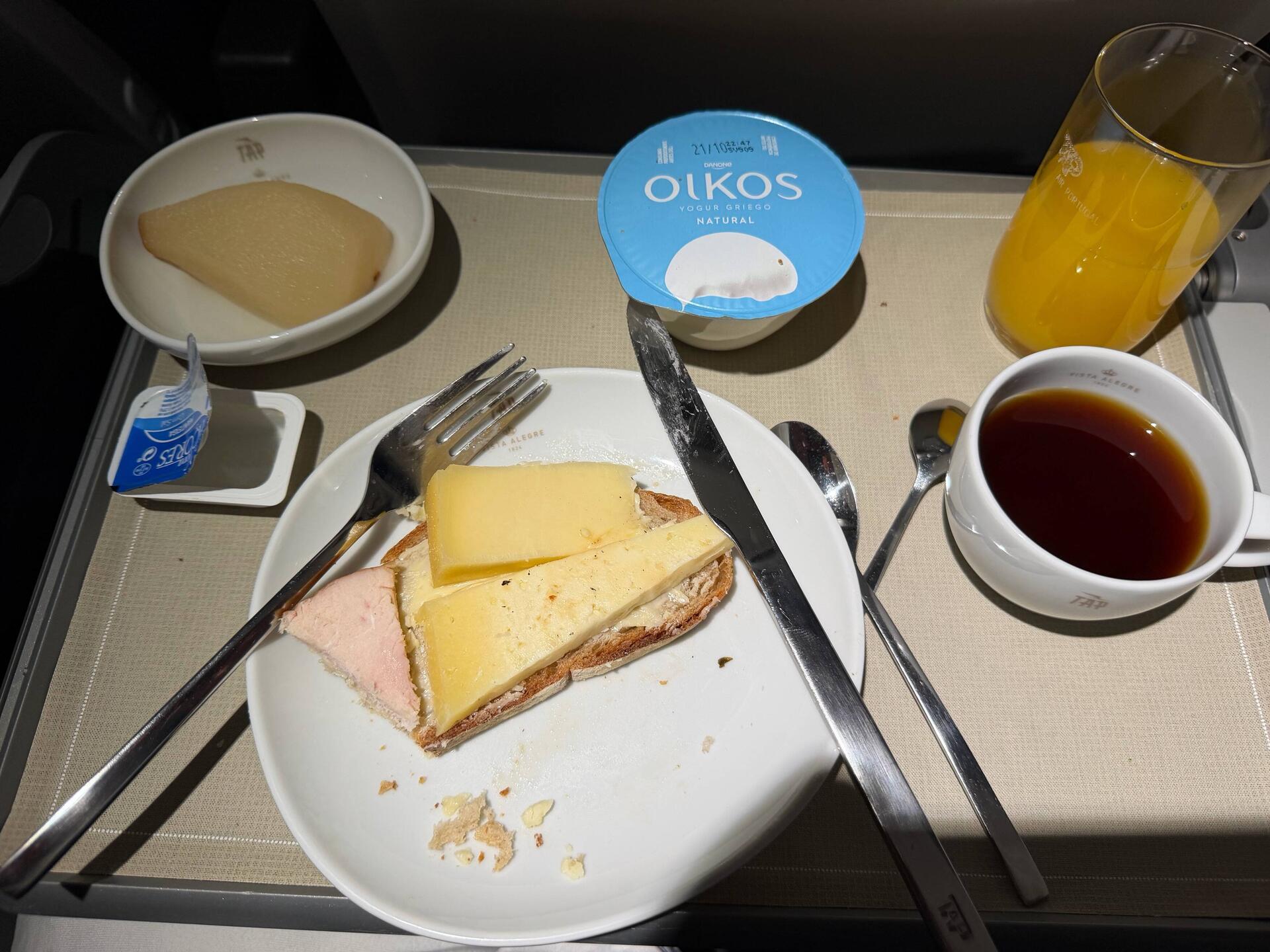 Für ein Flugzeug-Frühstück sehr gut - sogar der Kaffee war lecker