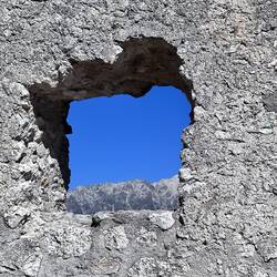 Blick durch die Burgmauer