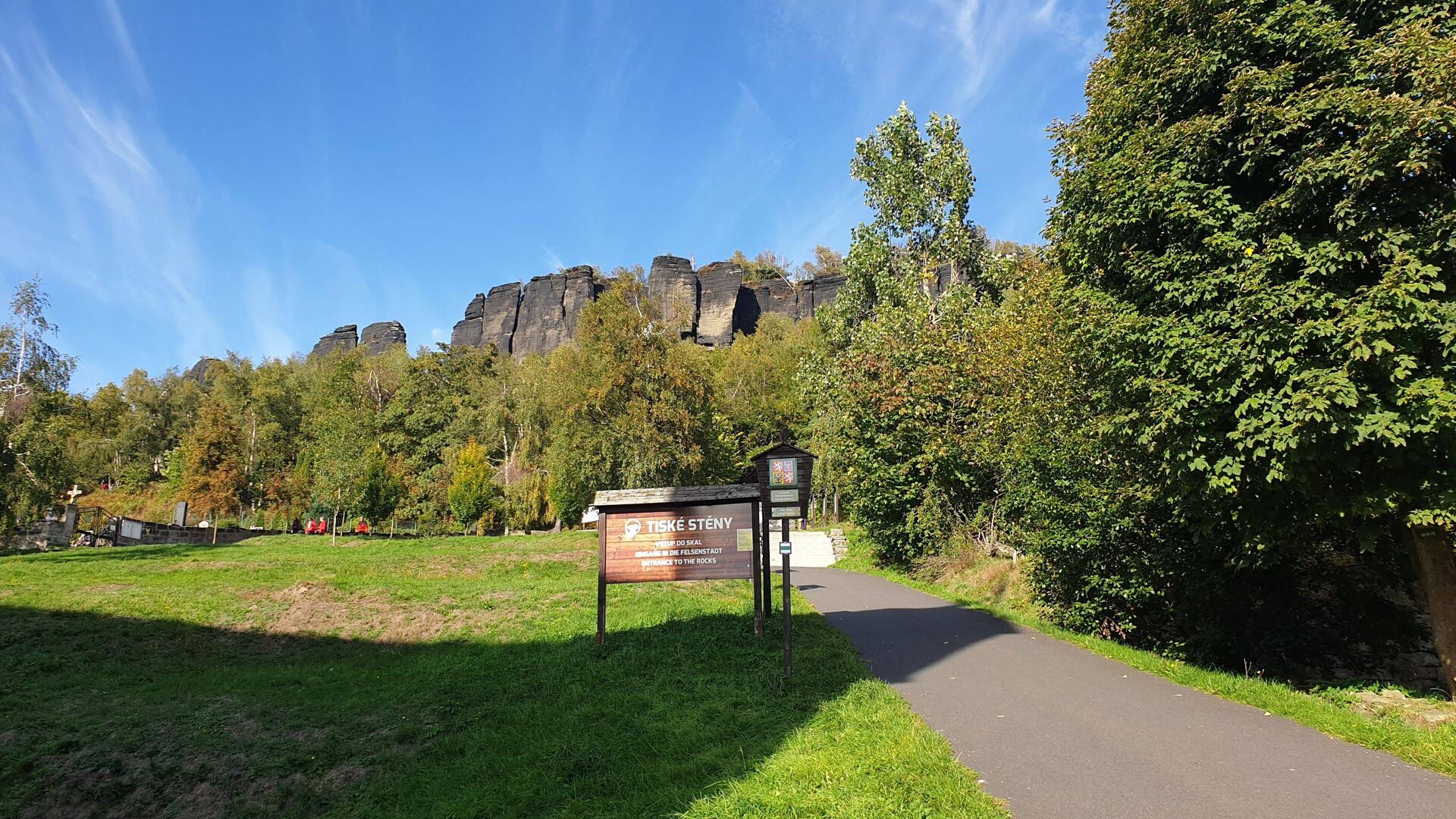 Aufgang zu den Felsen