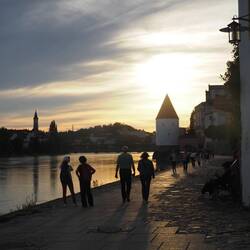 Spaziergang am Ufer in den Abendhimmel hinein.