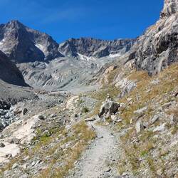 Og bag refugiet ligger en stor cirkusdal med gletscherrester - og en stor gletscher inde til venstre
