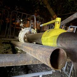 Abenteuerlich und öffentlich. Wenn man hier den Hahn zudreht, hat sicher n Stadtbezirk kein Gas mehr