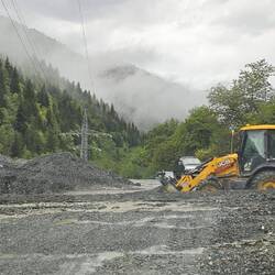 mit dem Bagger wurde gerade die Strasse vom Geröll freigeschaufelt