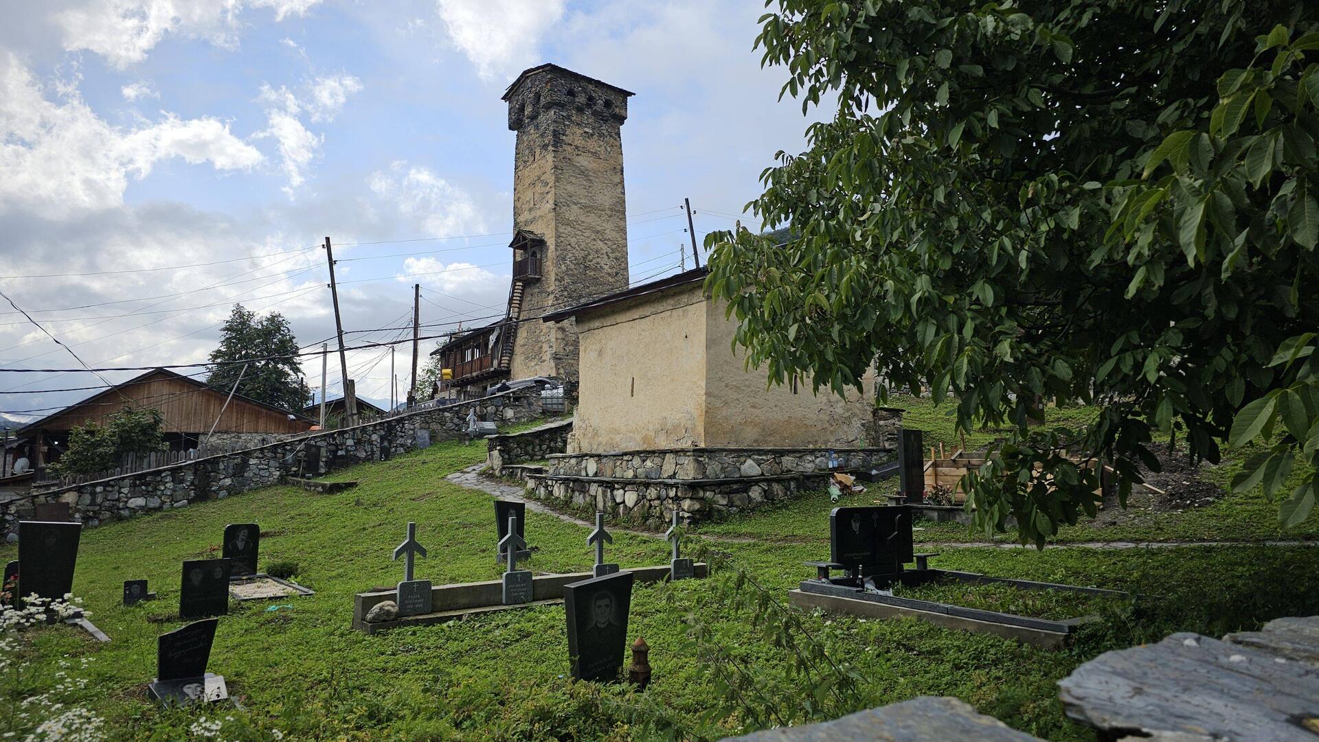 davor ein kleiner Friedhof