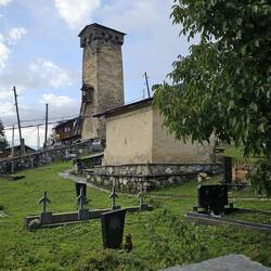 davor ein kleiner Friedhof