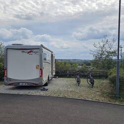 Unser schöner Stellplatz an der Saarlandtherme mit Blick auf Frankreich