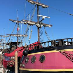 Die Piratenschiffe, die im Sommer die Touris an der Adria bespassen, liegen jetzt vor Anker.