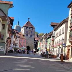 Im Hintergrund das "Schwarze Tor"