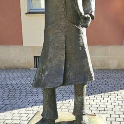 Hier in Bronze gegossen mit Kater Murr