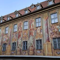 Die Aussenfassade ist über und über mit Fresken geschmückt.