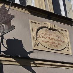 Wir wohnen im IBIS Bamberg Altstadt am Schillerplatz, fast um die Ecke von ETA Hoffmann, der...