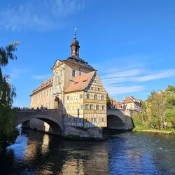 ...führt eine Brücke hindurch.