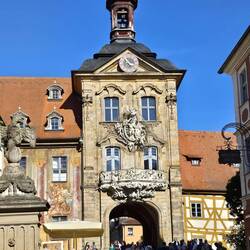 Sogar mitten durch das auf einer künstlichen Insel erbaute Bamberger Rathaus...