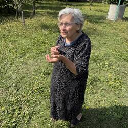 Die Camping-Oma verabschiedete und und gab uns noch Obst mit auf den Weg