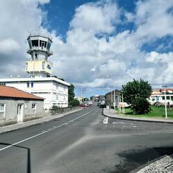 3 Minuten von unserer Unterkunft entfernt, ist der Tower des Flughafens sichtbar.