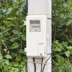 Zähler (Strom und Gas) sind hier üblicherweise draußen. Besser zum Ablesen