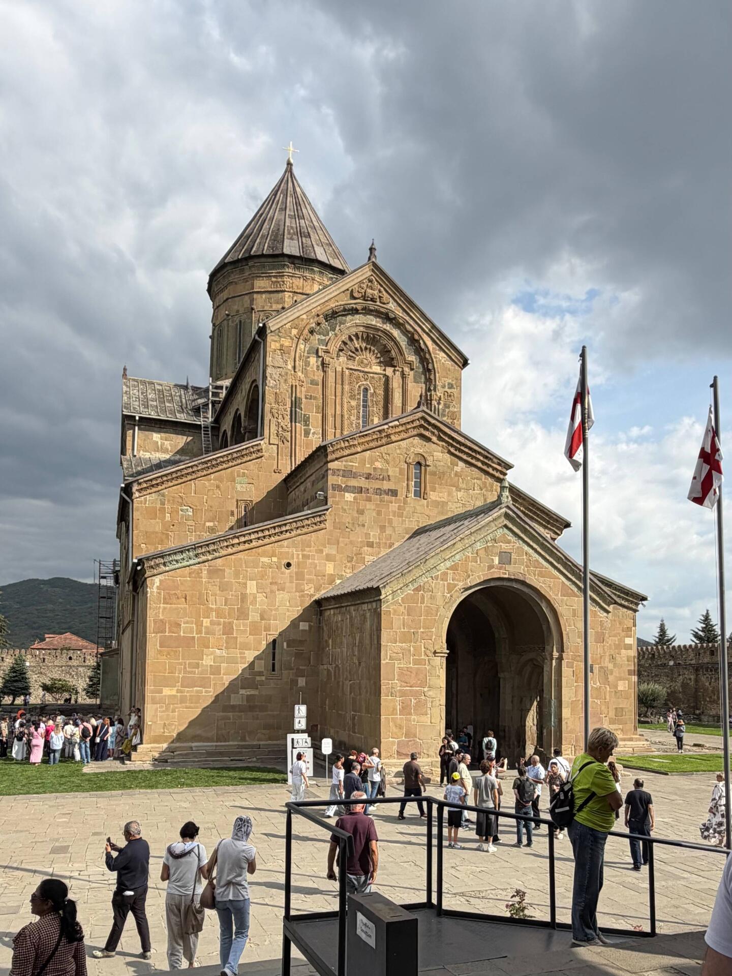 Anfang 11. Jh, hier stand aber schon im 4. Jh. eine der ersten christlichen Kirchen Georgiens