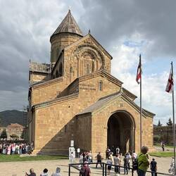 Anfang 11. Jh, hier stand aber schon im 4. Jh. eine der ersten christlichen Kirchen Georgiens