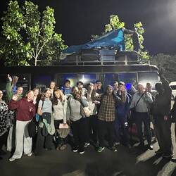 Abfahrtbereit! Gruppenfoto vor unserem Reisebus.