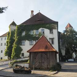 Schloss Ortenburg liegt dann schon wieder prall in der Sonne