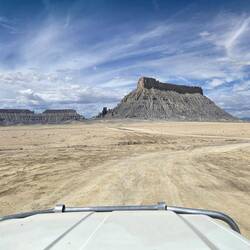 Factory Butte erhebt sich rund 450 Meter über die umliegende Landschaft