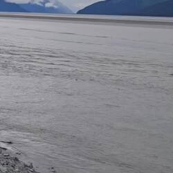 Anfangs sieht man wie das Wasser nach rechts Richtung Meer abfliesst, und dann kommt die Welle rein