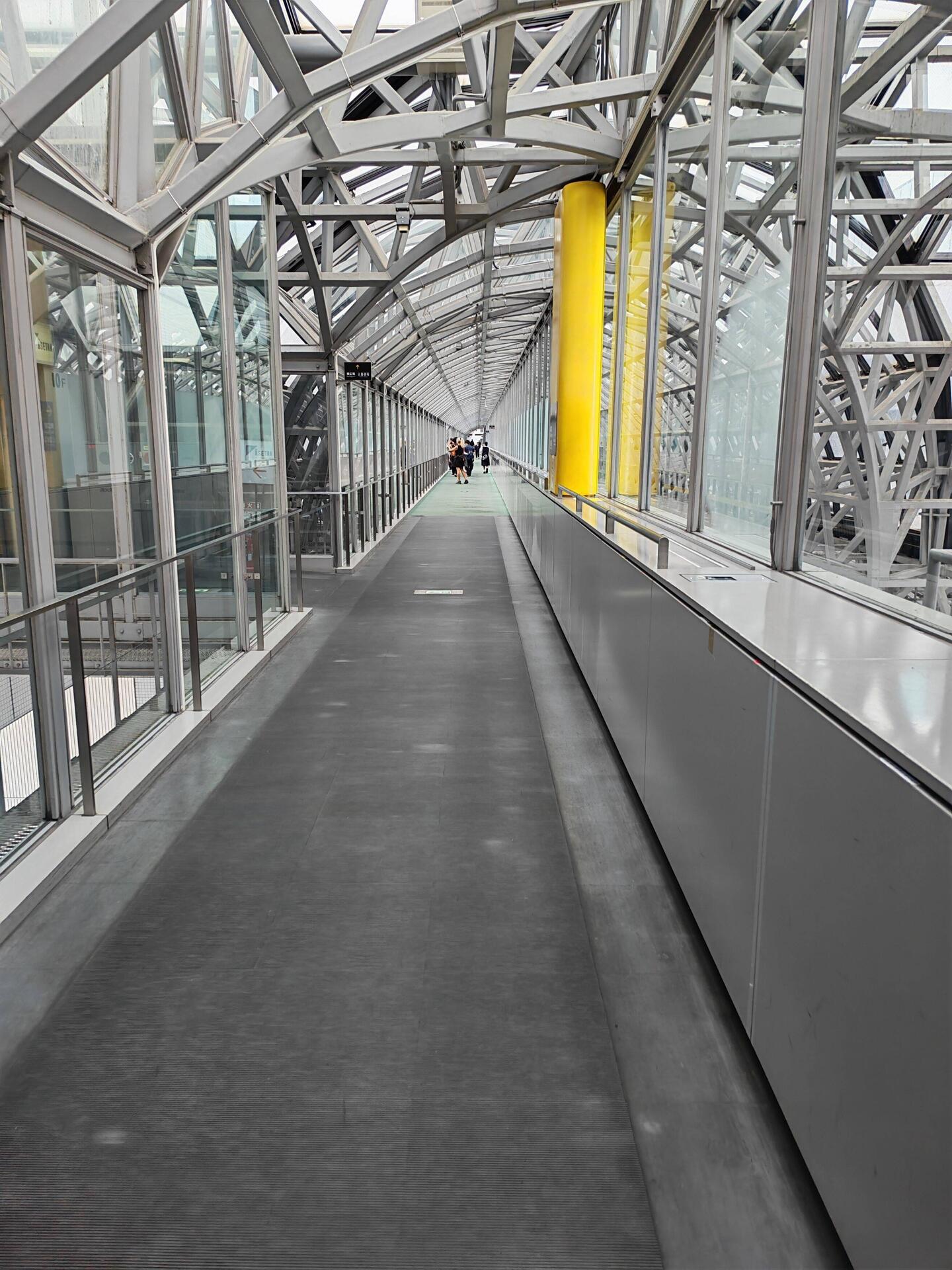Der skywalk ist Teil des Bahnhöfe in Kyoto