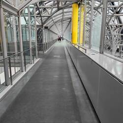 Der skywalk ist Teil des Bahnhöfe in Kyoto