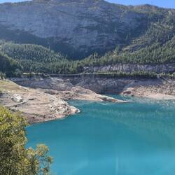 Stausee mit Hängeb rücke Himalayennne